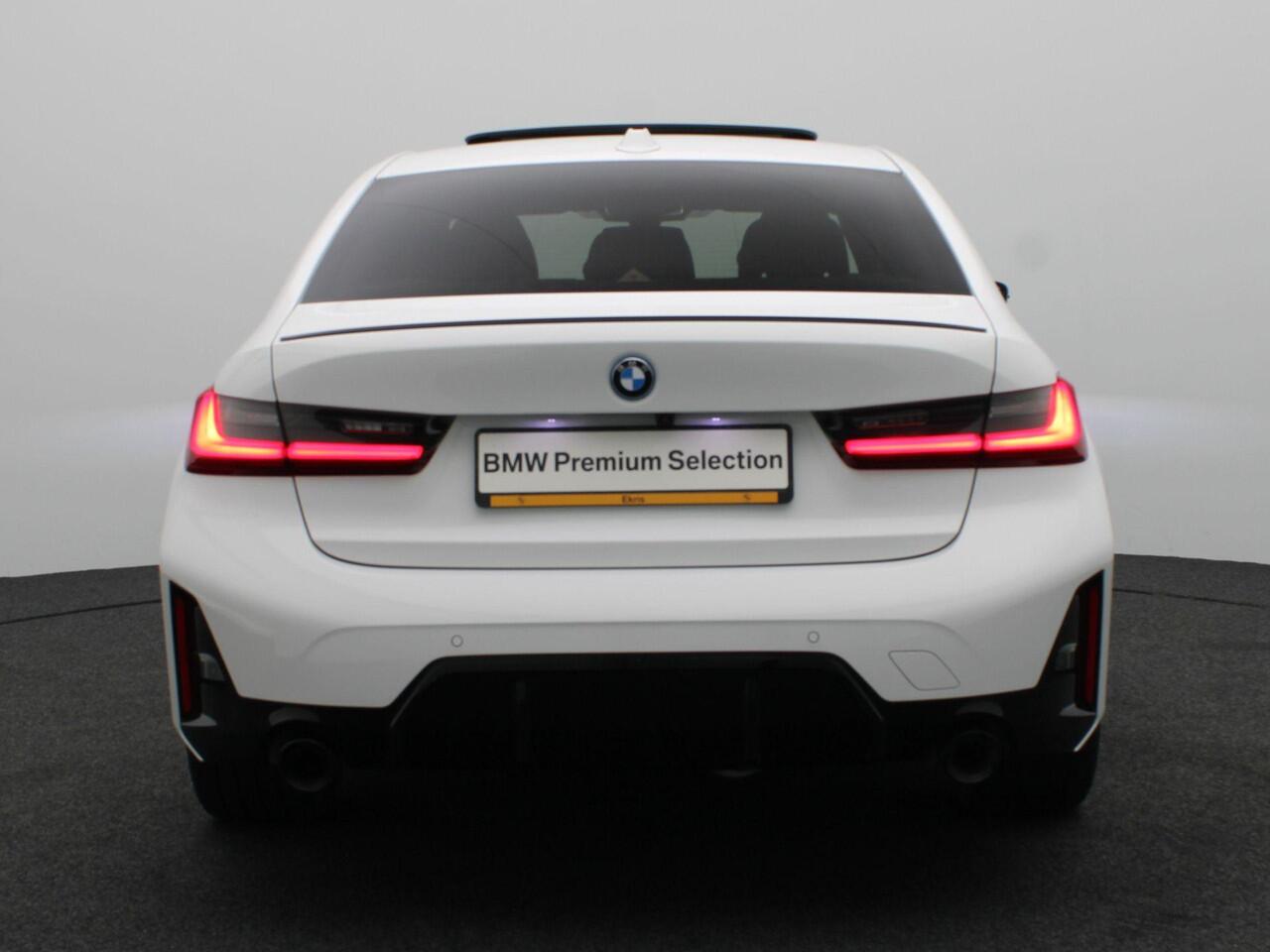 BMW 3-SERIE Sedan 330e M Sportpakket Pro | Travel Pack| Innovation Pack | Entertainment Pack | Trekhaak | Driving Assistant Professional | DAB | Harman Kardon | 19''