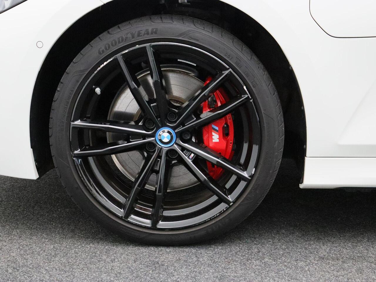 BMW 3-SERIE Sedan 330e M Sportpakket Pro | Travel Pack| Innovation Pack | Entertainment Pack | Trekhaak | Driving Assistant Professional | DAB | Harman Kardon | 19''