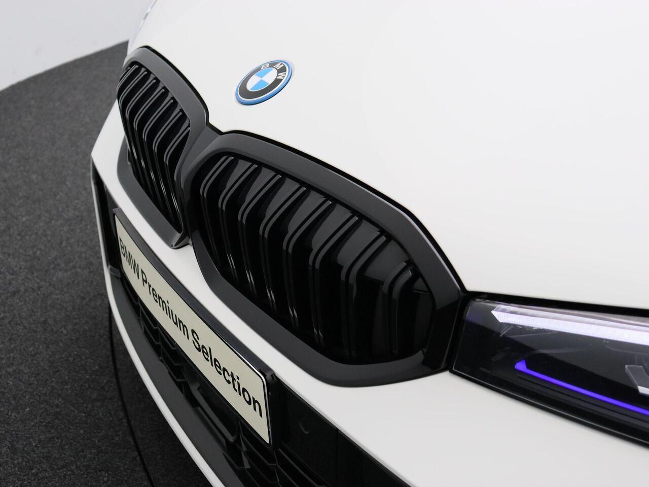 BMW 3-SERIE Sedan 330e M Sportpakket Pro | Travel Pack| Innovation Pack | Entertainment Pack | Trekhaak | Driving Assistant Professional | DAB | Harman Kardon | 19''