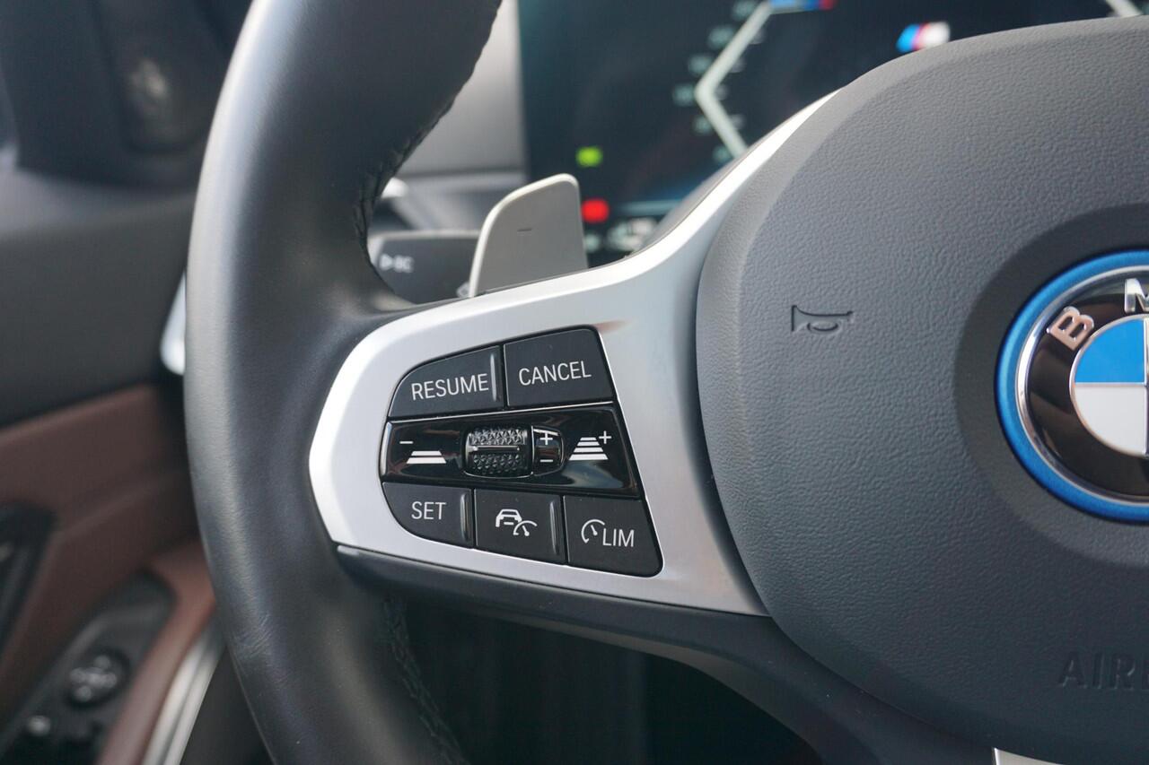 BMW 3-SERIE Touring 320e M Sportpakket Pro 19'' / Panoramadak / Harman Kardon / Elektrisch verstelbare stoelen / Comfort Access
