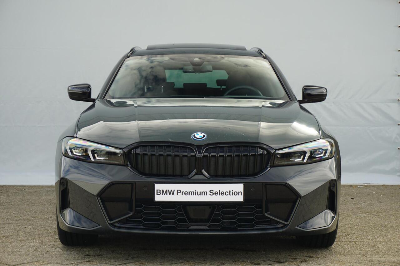 BMW 3-SERIE Touring 320e M Sportpakket Pro 19'' / Panoramadak / Harman Kardon / Elektrisch verstelbare stoelen / Comfort Access