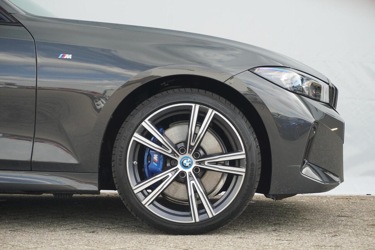 BMW 3-SERIE Touring 320e M Sportpakket Pro 19'' / Panoramadak / Harman Kardon / Elektrisch verstelbare stoelen / Comfort Access