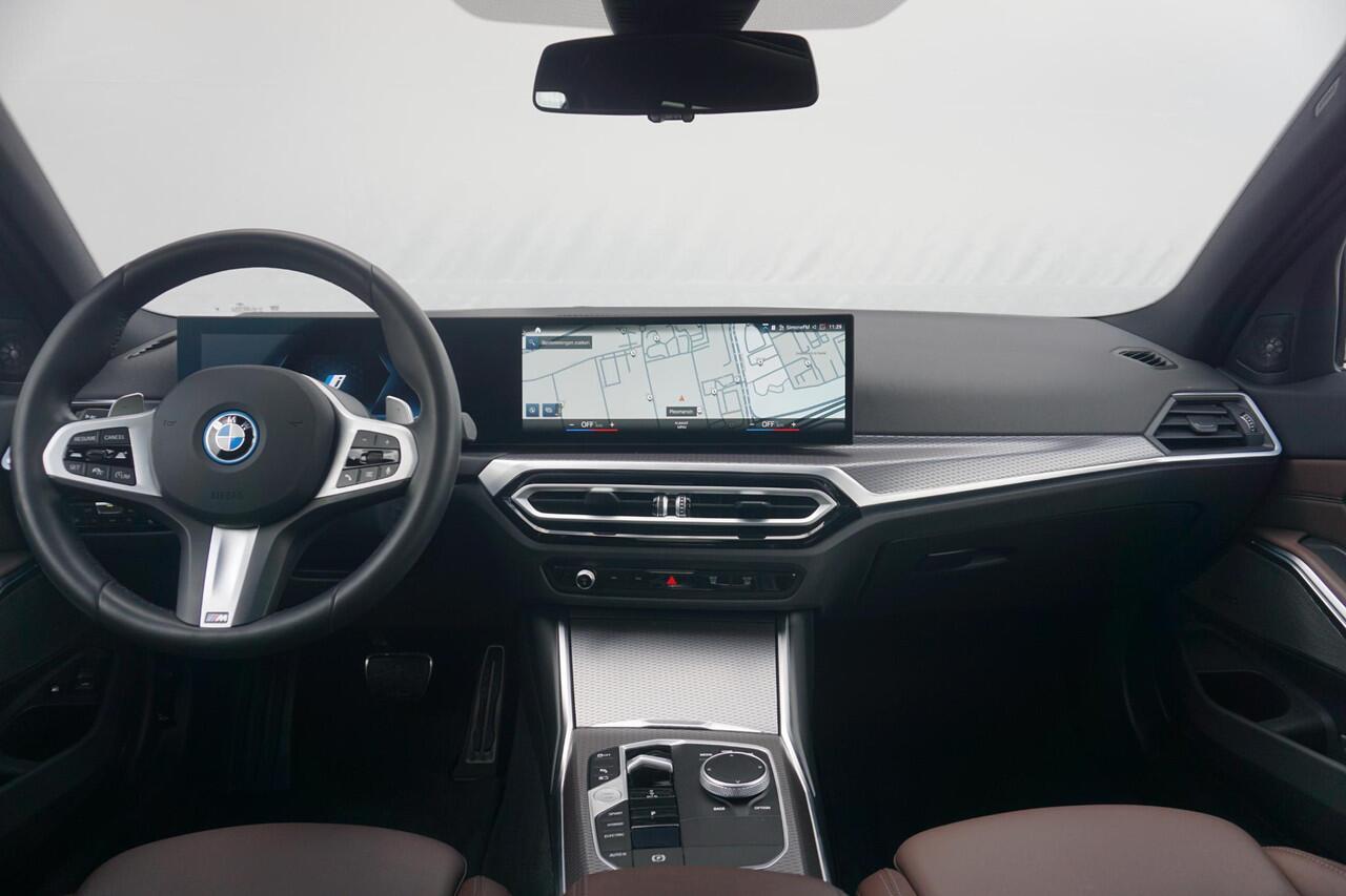 BMW 3-SERIE Touring 320e M Sportpakket Pro 19'' / Panoramadak / Harman Kardon / Elektrisch verstelbare stoelen / Comfort Access
