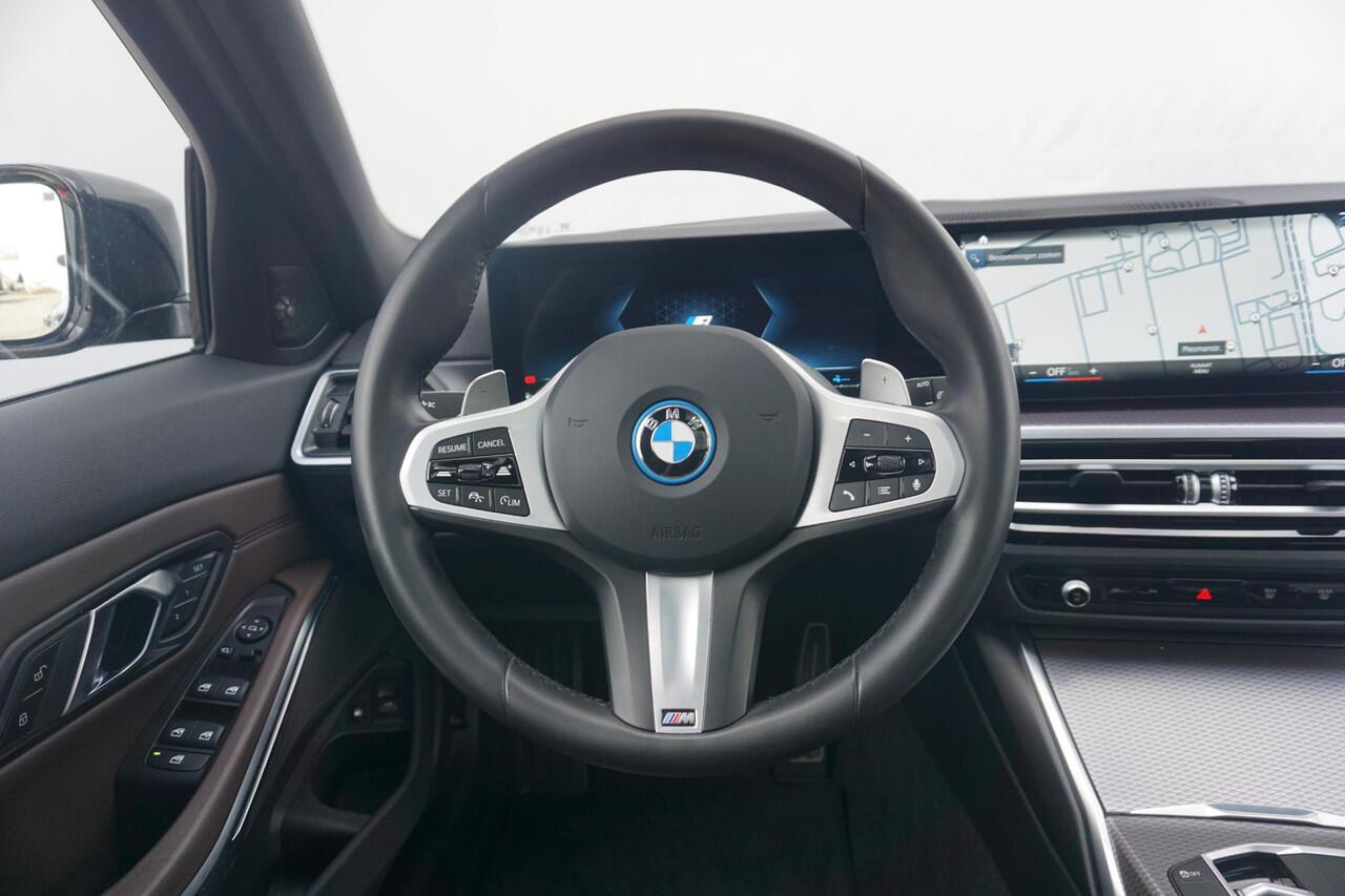 BMW 3-SERIE Touring 320e M Sportpakket Pro 19'' / Panoramadak / Harman Kardon / Elektrisch verstelbare stoelen / Comfort Access