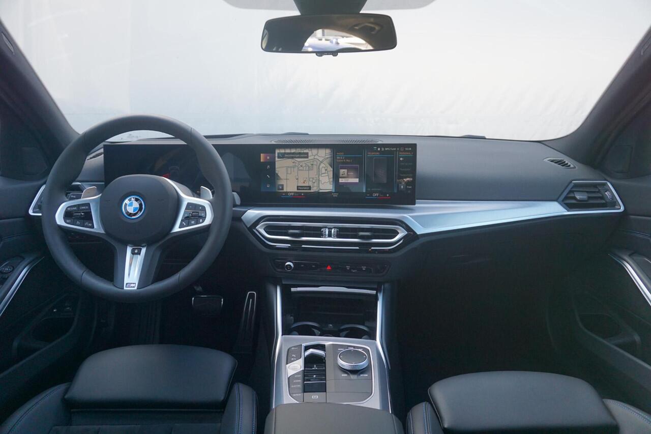 BMW 3-SERIE Sedan 320e M Sportpakket 19'' / Schuif-/kanteldak / Stuurwiel verwarming / Carbon M Performance pakket / Ekris Selection