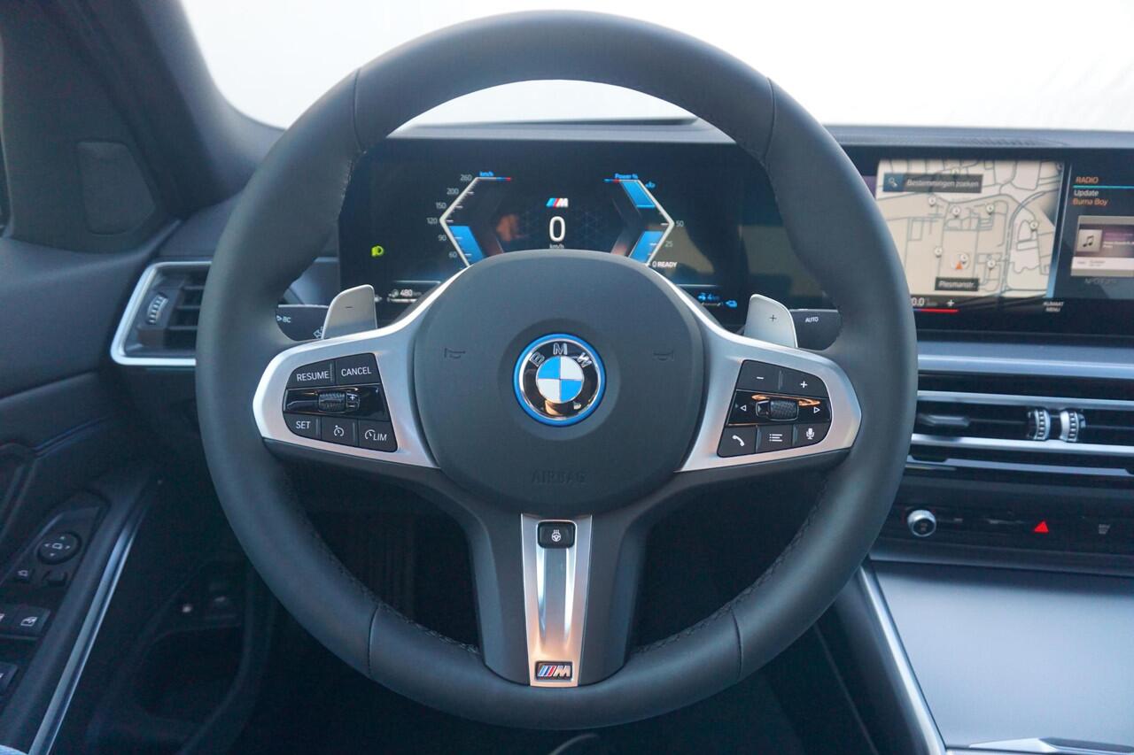 BMW 3-SERIE Sedan 320e M Sportpakket 19'' / Schuif-/kanteldak / Stuurwiel verwarming / Carbon M Performance pakket / Ekris Selection
