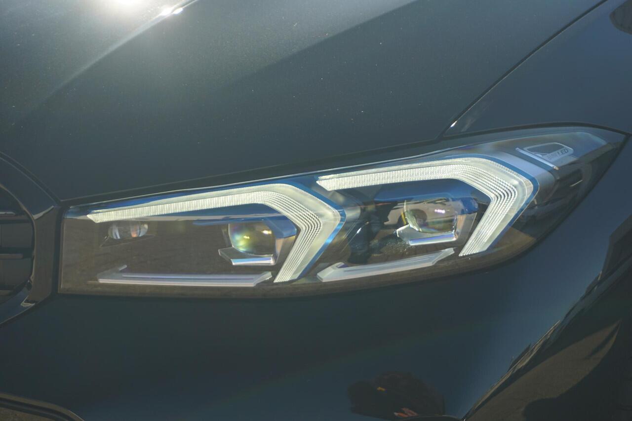 BMW 3-SERIE Sedan 320e M Sportpakket 19'' / Schuif-/kanteldak / Stuurwiel verwarming / Carbon M Performance pakket / Ekris Selection