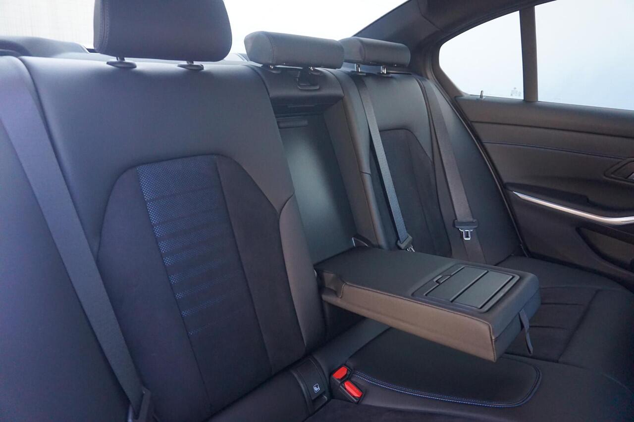 BMW 3-SERIE Sedan 320e M Sportpakket 19'' / Schuif-/kanteldak / Stuurwiel verwarming / Carbon M Performance pakket / Ekris Selection