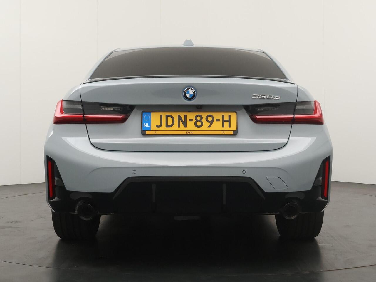 BMW 3-SERIE 330e Sedan | M Sportpakket Pro | Innovation Pack | Comfort Pack