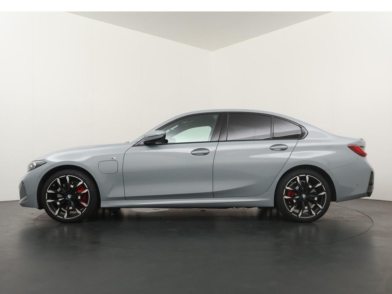 BMW 3-SERIE 330e Sedan | M Sportpakket Pro | Innovation Pack | Comfort Pack