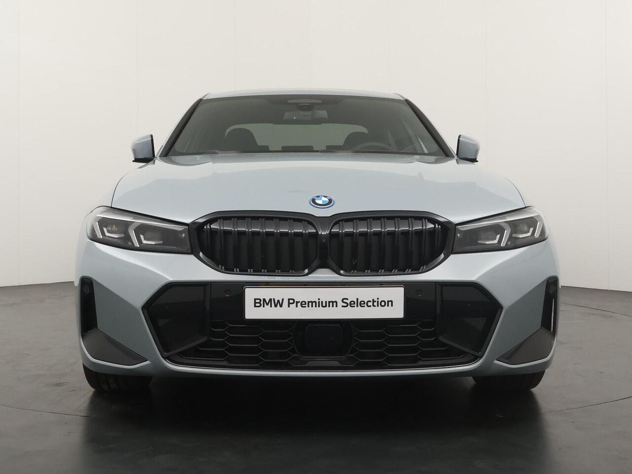 BMW 3-SERIE 330e Sedan | M Sportpakket Pro | Innovation Pack | Comfort Pack