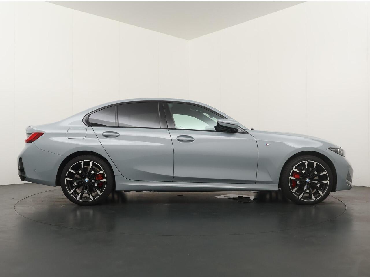 BMW 3-SERIE 330e Sedan | M Sportpakket Pro | Innovation Pack | Comfort Pack