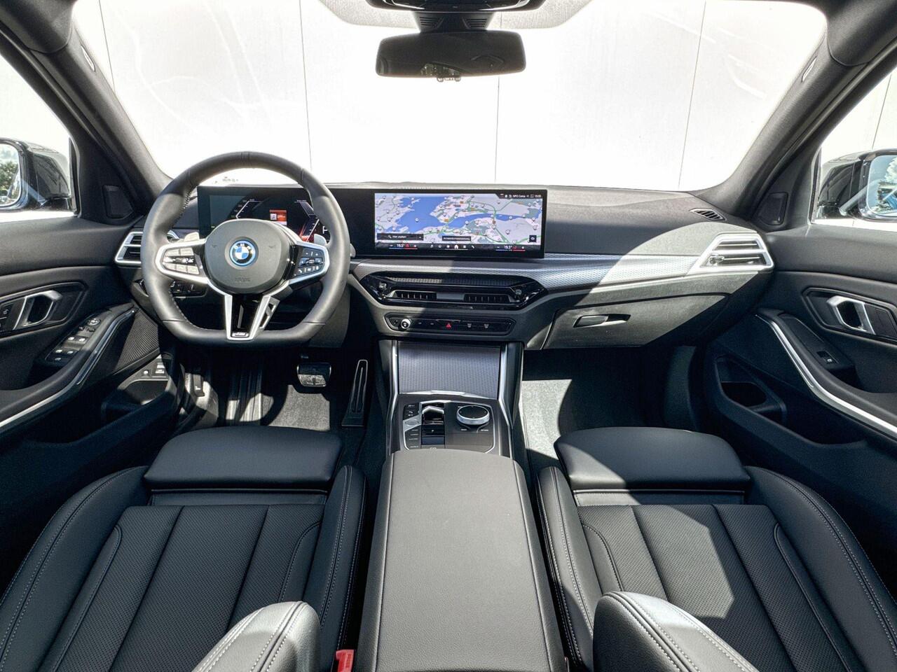 BMW 3-SERIE Sedan 330e | M Sport Pro | Comfort Pack | Active Cruise Control | Elektrisch Glazen Panoramadak