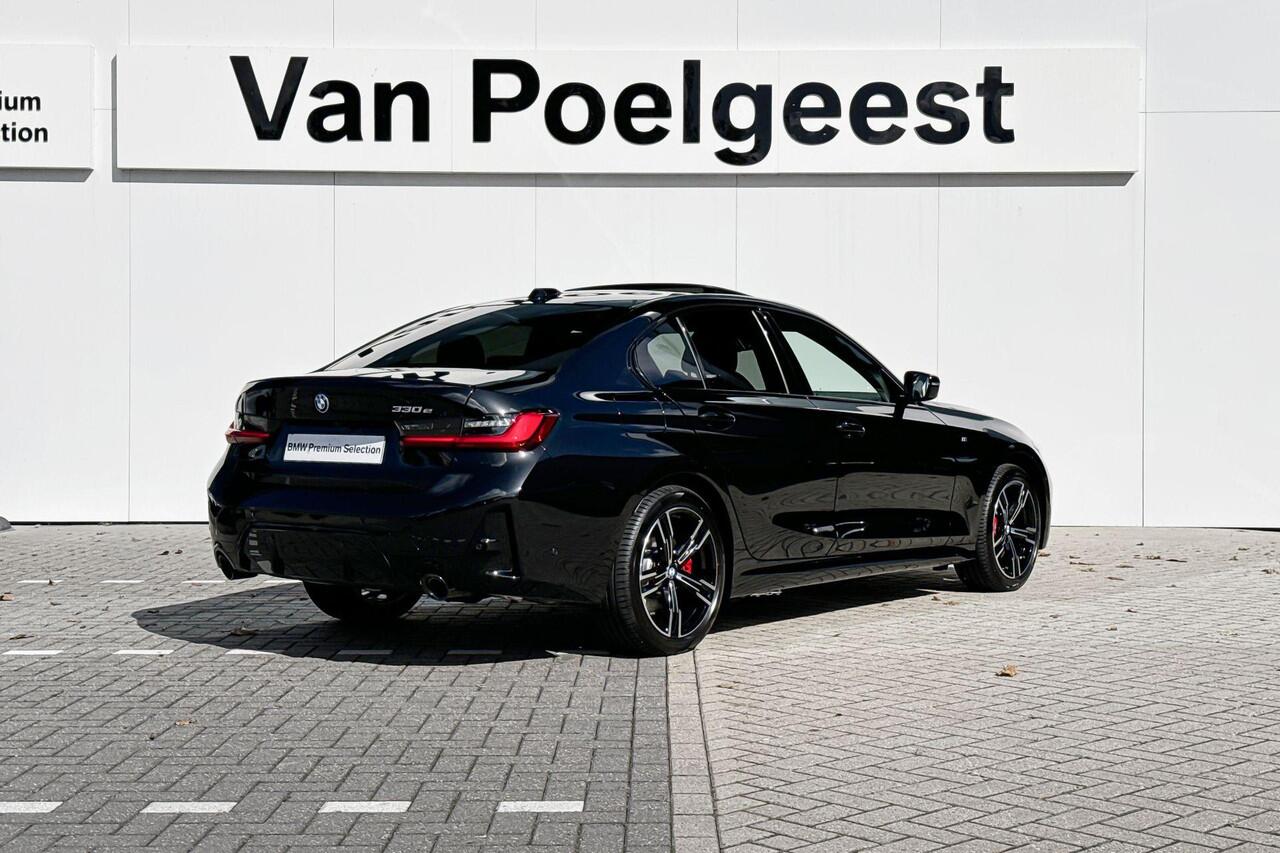 BMW 3-SERIE Sedan 330e | M Sport Pro | Comfort Pack | Active Cruise Control | Elektrisch Glazen Panoramadak