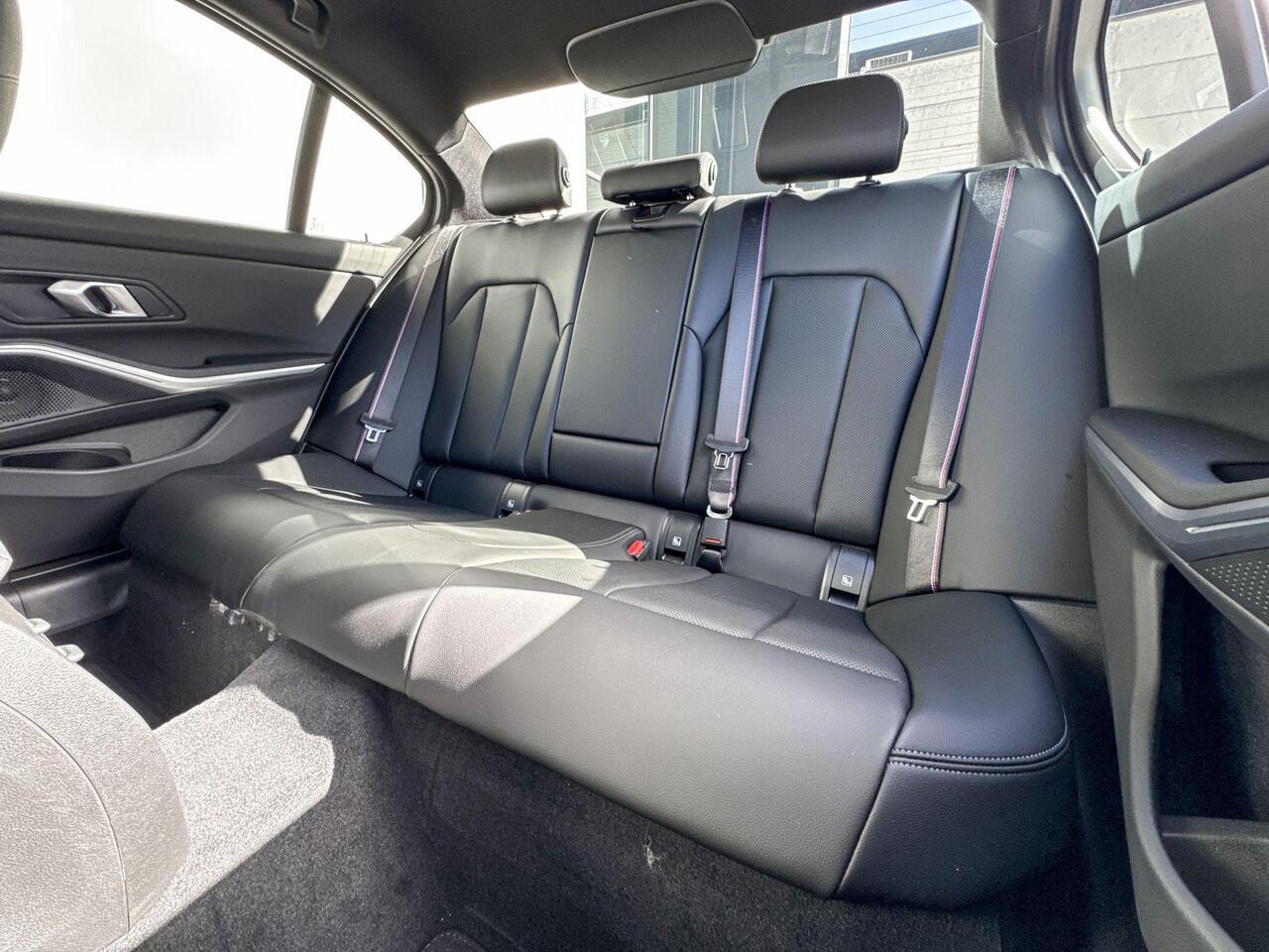 BMW 3-SERIE Sedan 330e | M Sport Pro | Comfort Pack | Active Cruise Control | Elektrisch Glazen Panoramadak