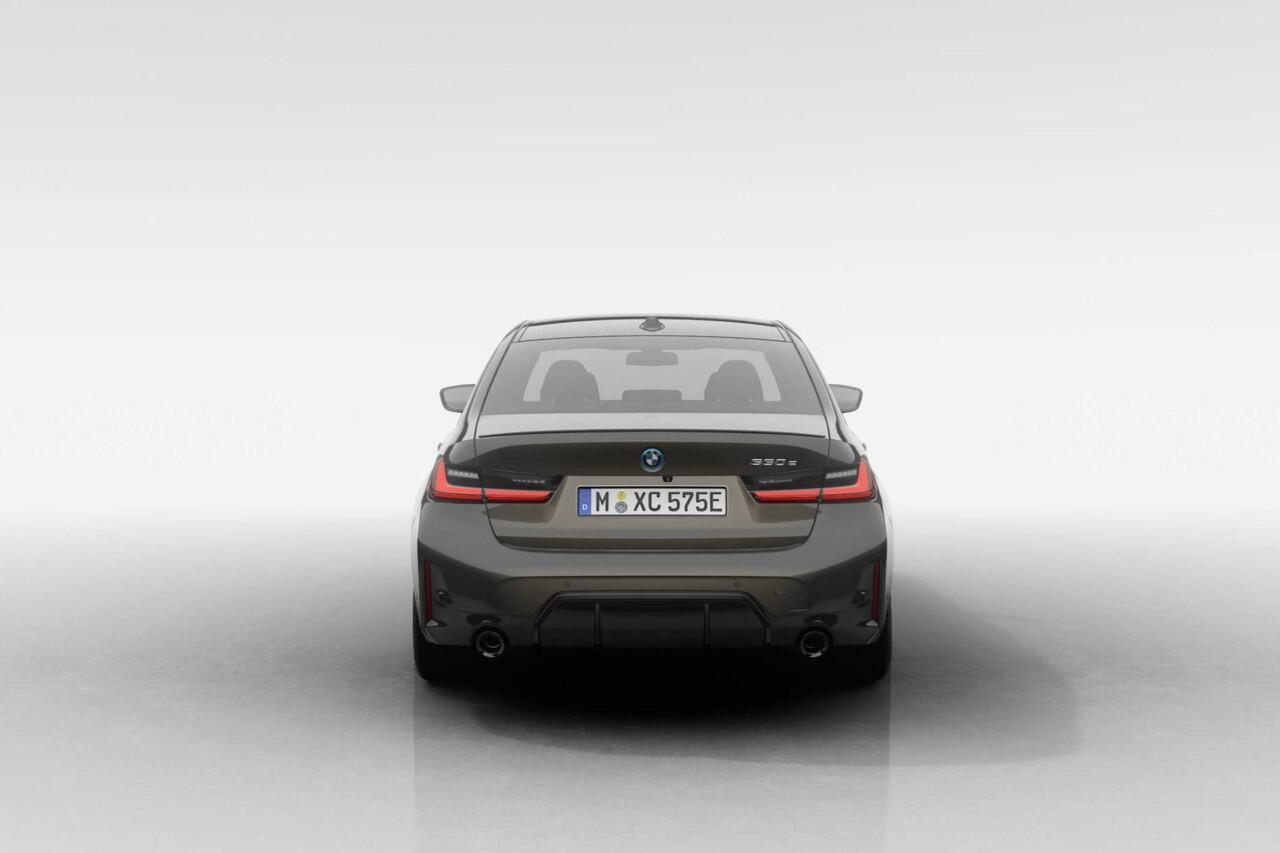 BMW 3-SERIE Sedan 330e | M Sport Pro | Comfort Pack | Active Cruise Control | Elektrisch bediend glazen schuif-/kanteldak | Lederen bekleding