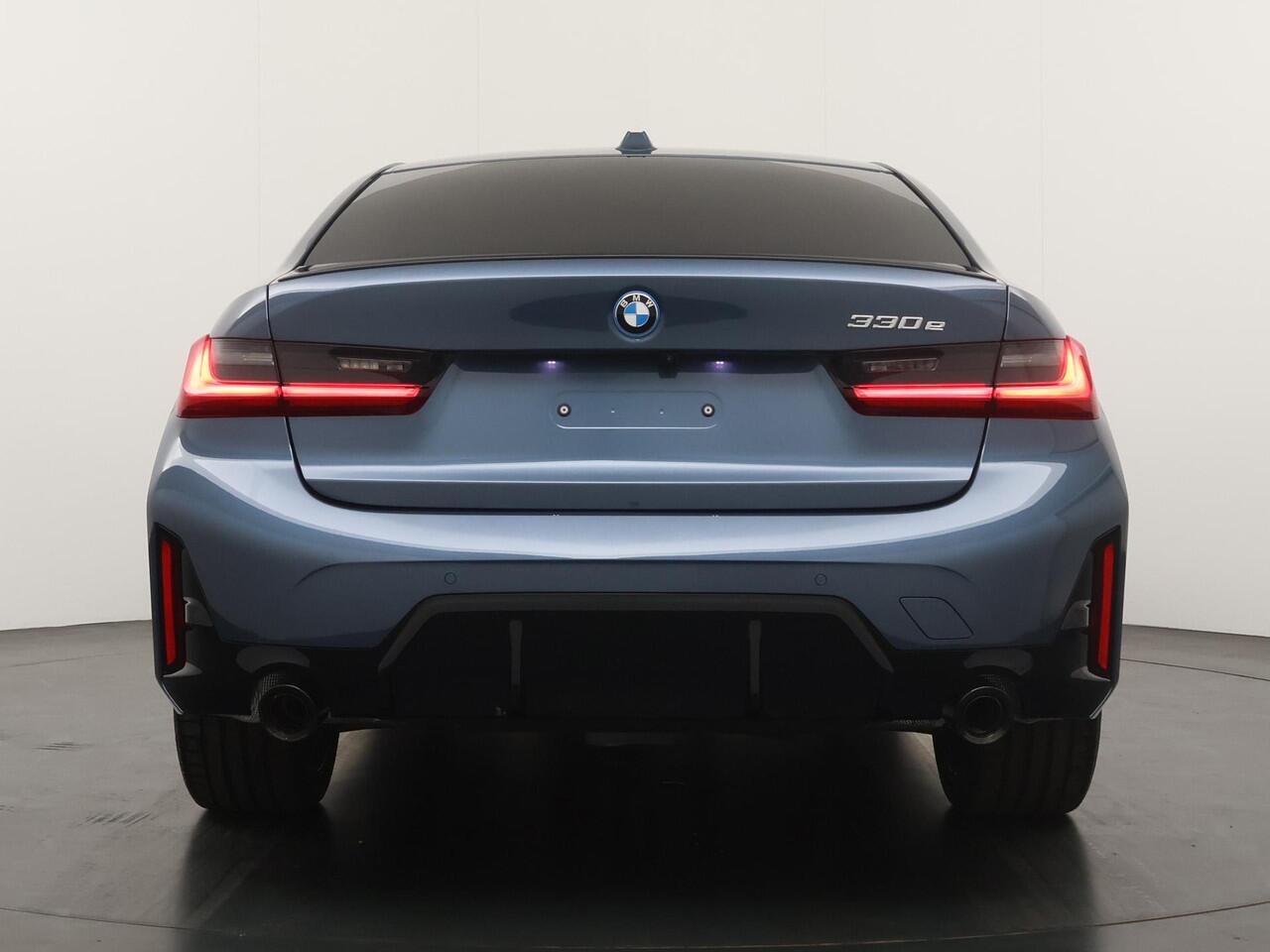 BMW 3-SERIE 330e | M-Sport pakket | Panoramadak | Adaptive Cruise | HiFi | Comfort Access |