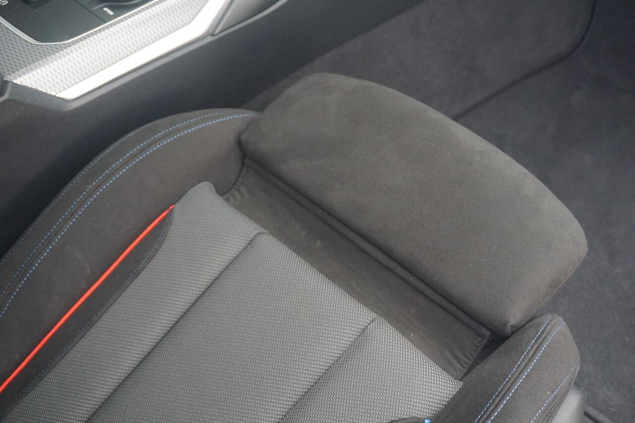 BMW 3-SERIE Touring 330e M Sport Pro | Trekhaak / Panoramadak / Head-up / Harman Kardon / Elektrische stoelen met geheugen /360*Camera's / Comfort Access / Ddodehoek detectie