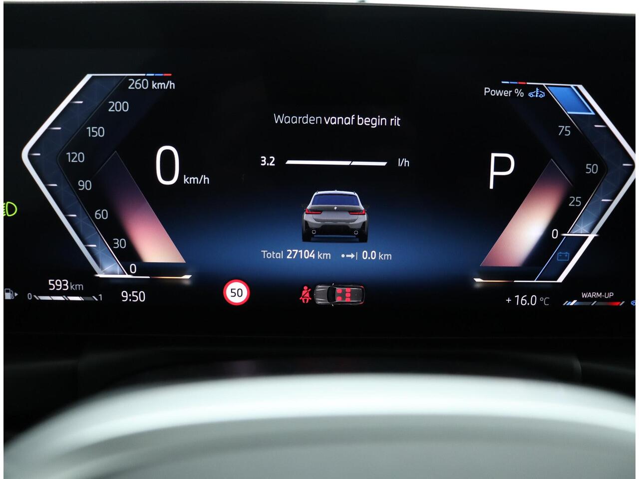 BMW 3-SERIE Touring 318i | M Sportpakket | Comfort Pack | Trekhaak | Verwarmde Voorstoelen | Achteruitrijcamera | Glazen Panoramadak |