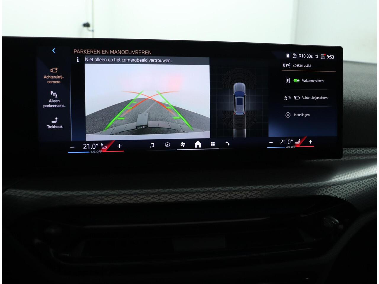 BMW 3-SERIE Touring 318i | M Sportpakket | Comfort Pack | Trekhaak | Verwarmde Voorstoelen | Achteruitrijcamera | Glazen Panoramadak |