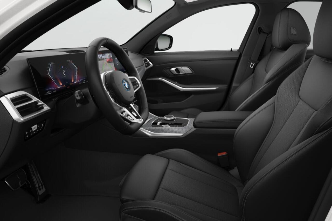 BMW 3-SERIE Sedan 330e | M Sport | Comfort Pack | Glazen dak | Active Cruise Cbntrol