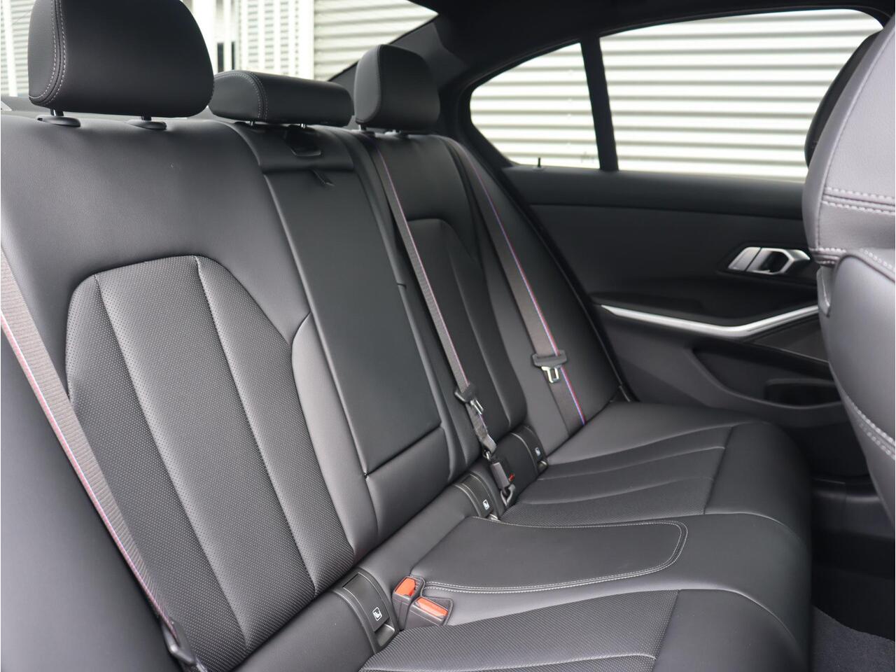 BMW 3-SERIE Sedan 330e | M Sportpakket Pro | Panodak | Harman Kardon | Camera | Getint Glas | Adaptive LED | Verwarmbare Voorstoelen | 19'' LMV