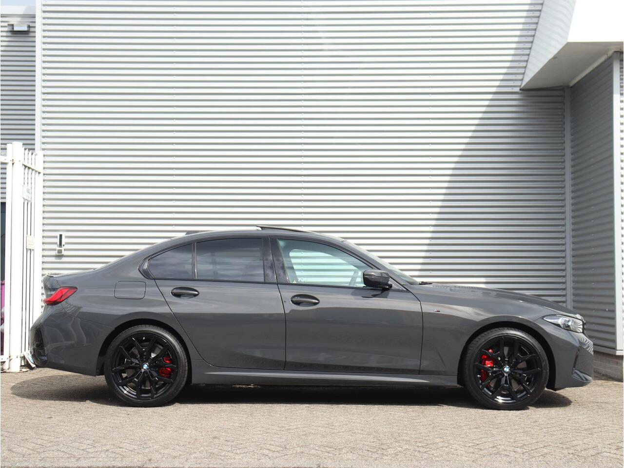 BMW 3-SERIE Sedan 330e | M Sportpakket Pro | Panodak | Harman Kardon | Camera | Getint Glas | Adaptive LED | Verwarmbare Voorstoelen | 19'' LMV