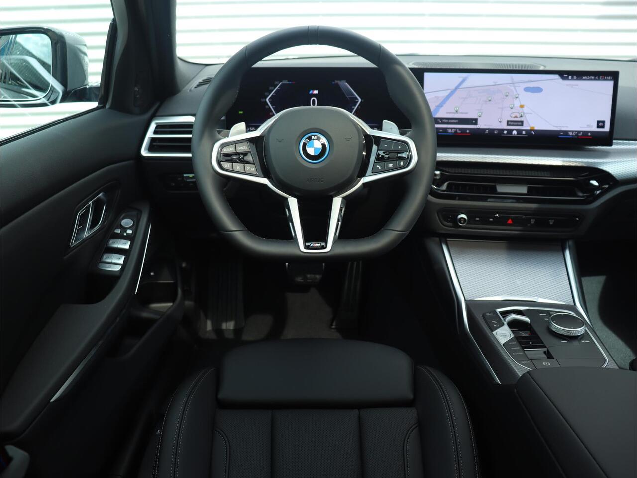 BMW 3-SERIE Sedan 330e | M Sportpakket Pro | Panodak | Harman Kardon | Camera | Getint Glas | Adaptive LED | Verwarmbare Voorstoelen | 19'' LMV