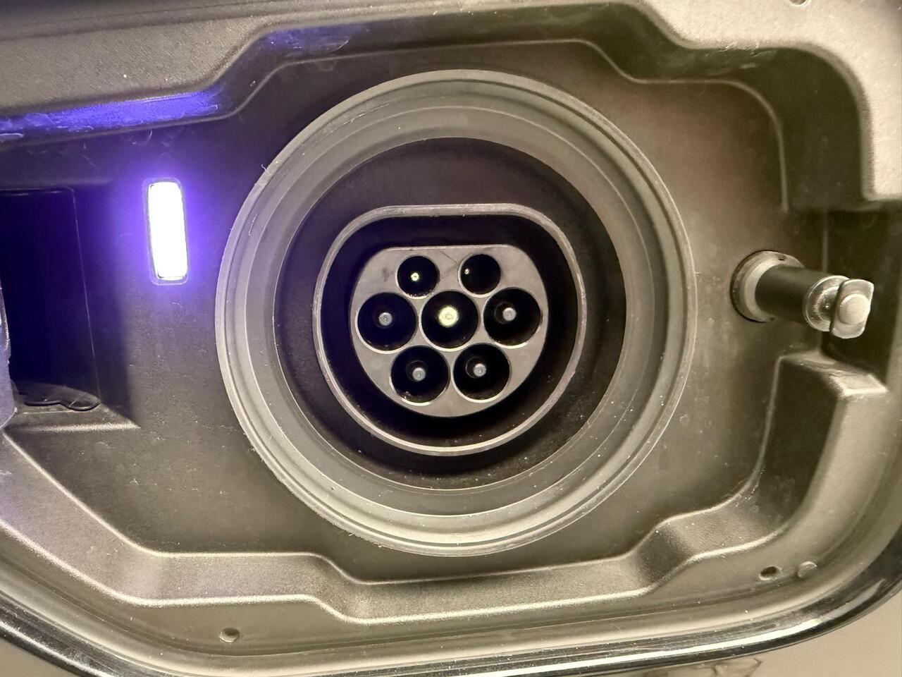 BMW 3-SERIE Touring 330e xDrive | M-Sportpakket | LED | Leder | Navigatie | Schuifdak | trekhaak | Stoelverwarming | DAB | Alu 19 inch