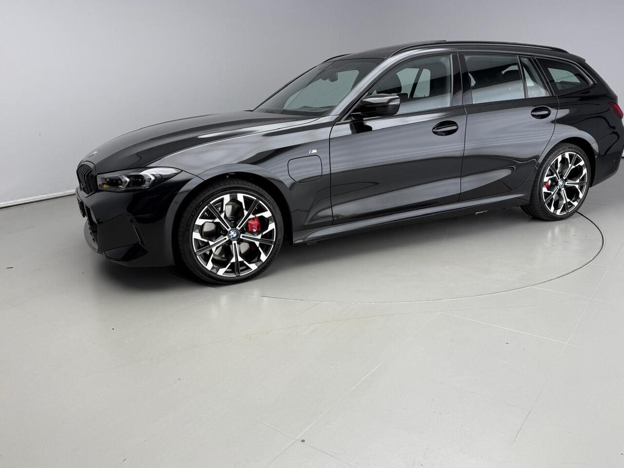 BMW 3-SERIE Touring 330e xDrive | M-Sportpakket | LED | Leder | Navigatie | Schuifdak | trekhaak | Stoelverwarming | DAB | Alu 19 inch