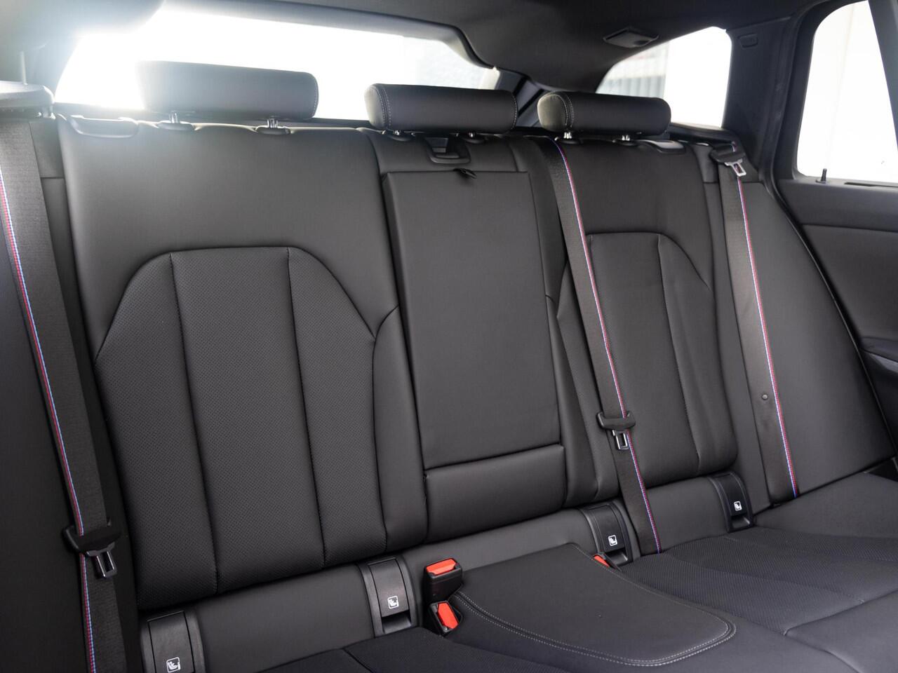 BMW 3-SERIE Touring 330e | M Sportpakket Pro | Achteruitrijcamera | Panoramadak | Stoelverwarming | Cruise Control | 18''