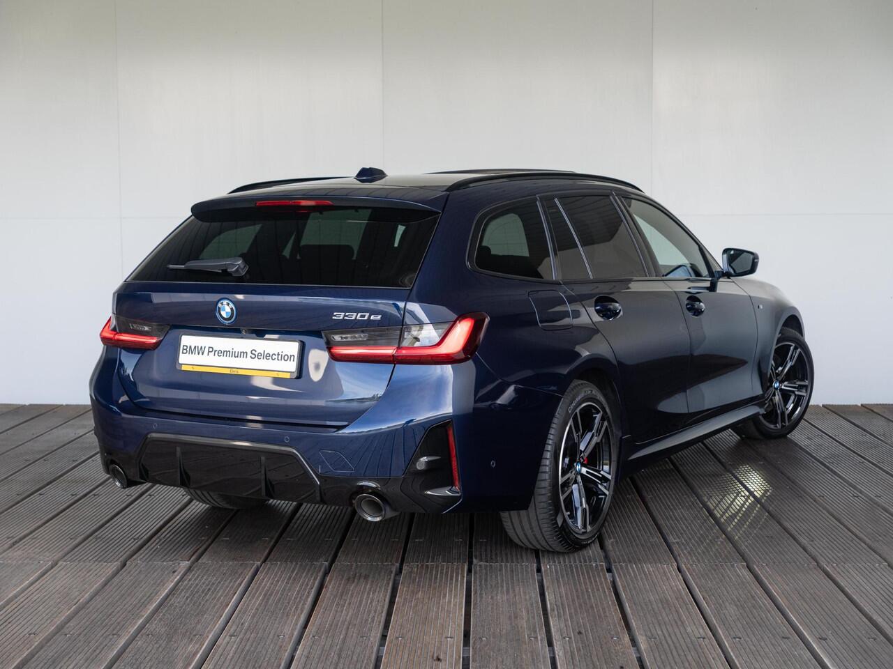 BMW 3-SERIE Touring 330e | M Sportpakket Pro | Achteruitrijcamera | Panoramadak | Stoelverwarming | Cruise Control | 18''