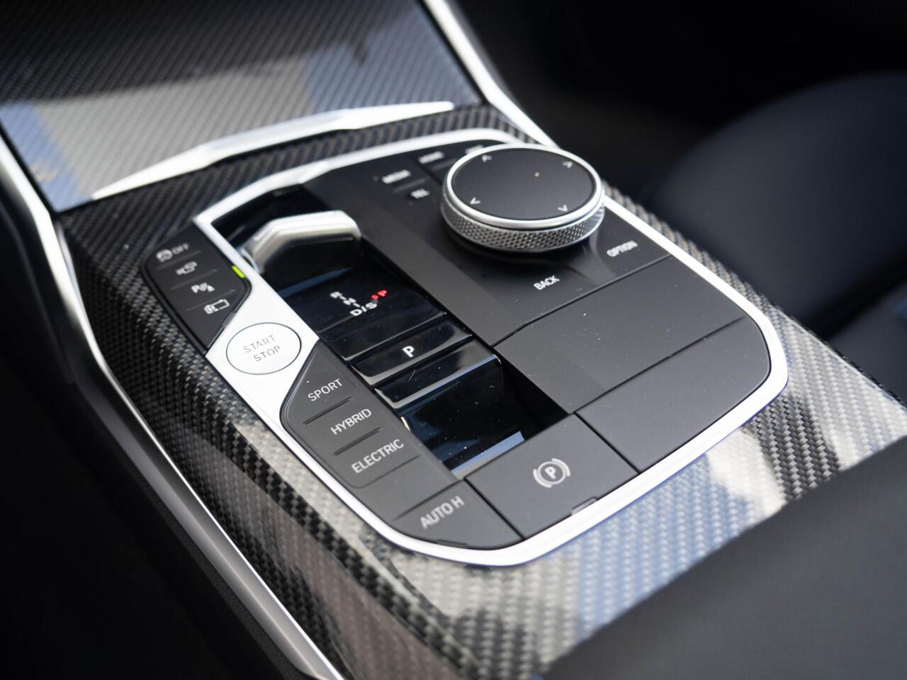 BMW 3-SERIE Touring 330e | M Sportpakket Pro | Innovation Pack | Verwarmd Stuurwiel | Comfort Access | Panoramadak | Stoelverwarming | Harman Kardon | Trekhaak