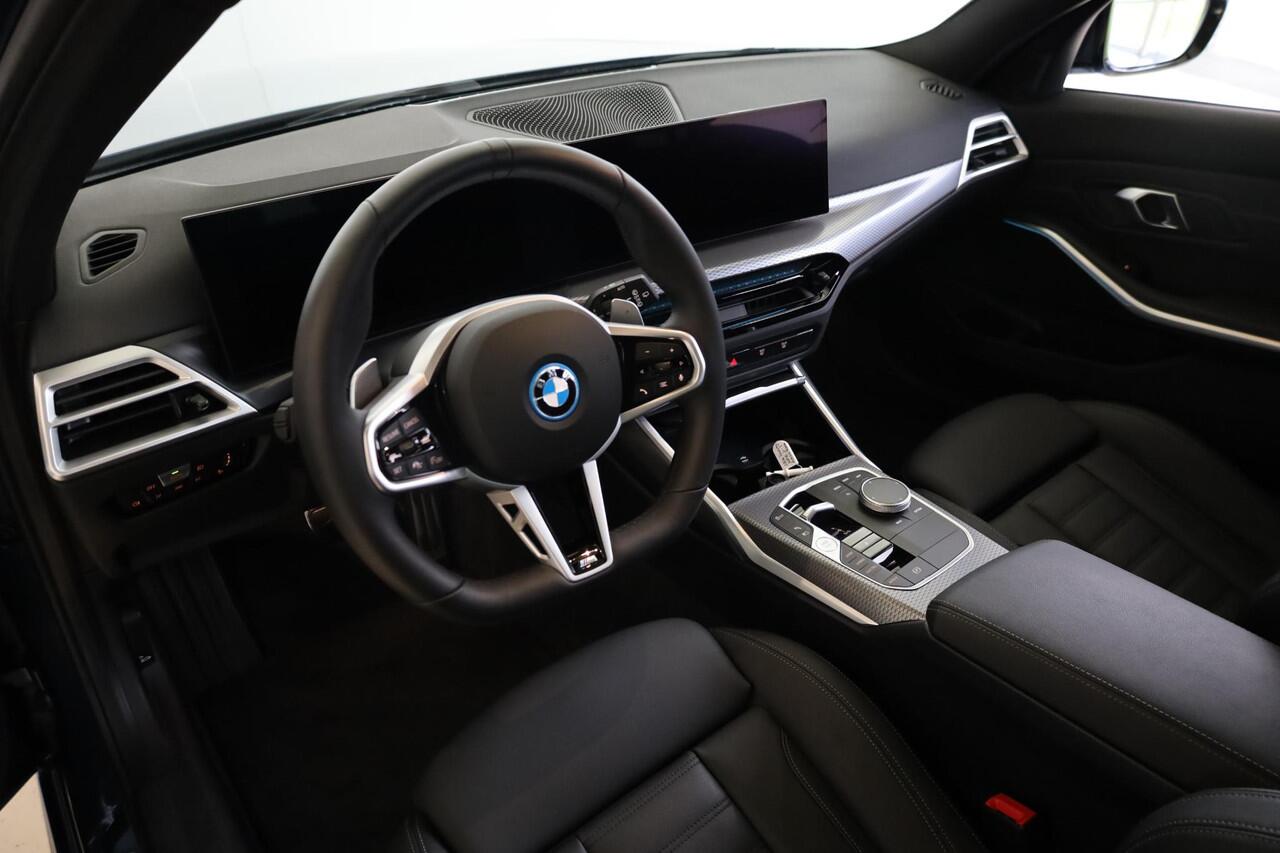 BMW 3-SERIE Touring 330e | M Sportpakket | Comfort Pack | Panorama Dak | Trekhaak