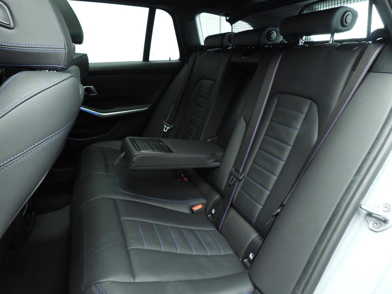 BMW 3-SERIE Touring 320i | M-Sportpakket | LED | Leder | HUD | Trekhaak | Schuifdak | Keyles go | DAB | Alu 19 inch