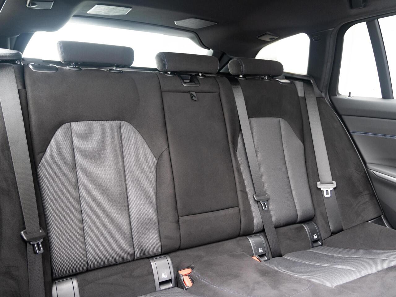 BMW 3-SERIE Touring 330e | M Sportpakket | Innovation Pack | Verwarmd Stuurwiel | Comfort Access | Panoramadak | Stoelverwarming | Harman Kardon | Trekhaak