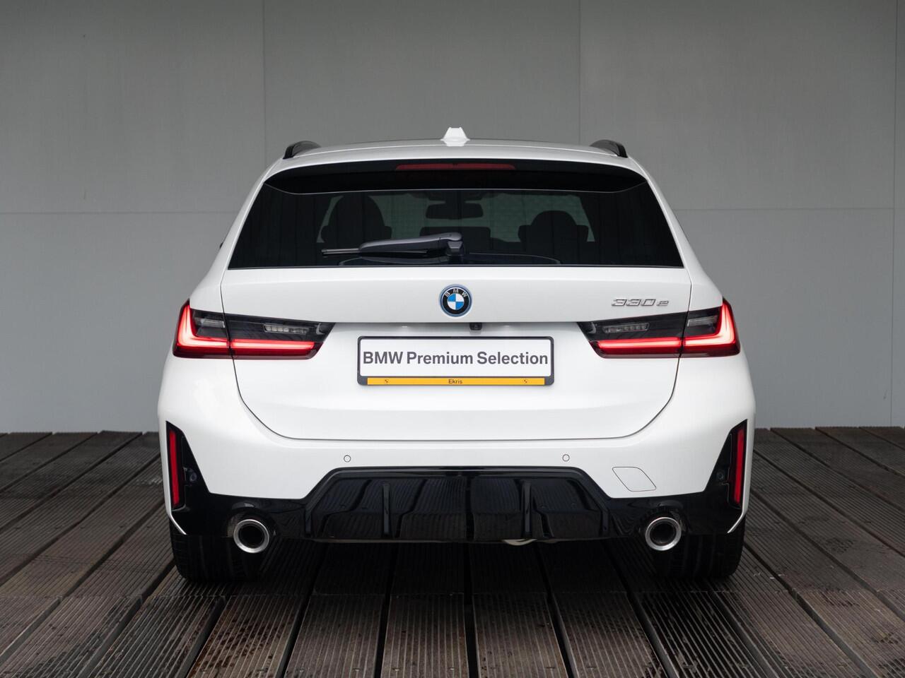 BMW 3-SERIE Touring 330e | M Sportpakket | Innovation Pack | Verwarmd Stuurwiel | Comfort Access | Panoramadak | Stoelverwarming | Harman Kardon | Trekhaak