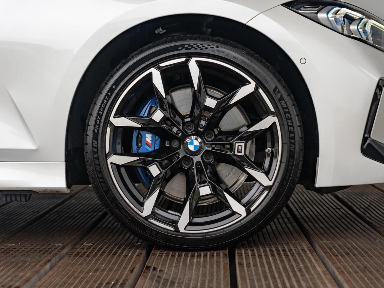 BMW 3-SERIE Touring 330e | M Sportpakket | Innovation Pack | Verwarmd Stuurwiel | Comfort Access | Panoramadak | Stoelverwarming | Harman Kardon | Trekhaak