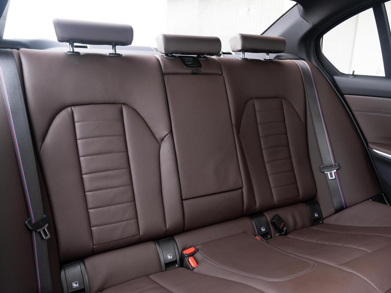 BMW 3-SERIE Sedan 330e xDrive | M Sportpakket Pro | Innovation Pack | Comfort Access | Schuif-/kanteldak | Stoelverwarming | Harman Kardon | Trekhaak