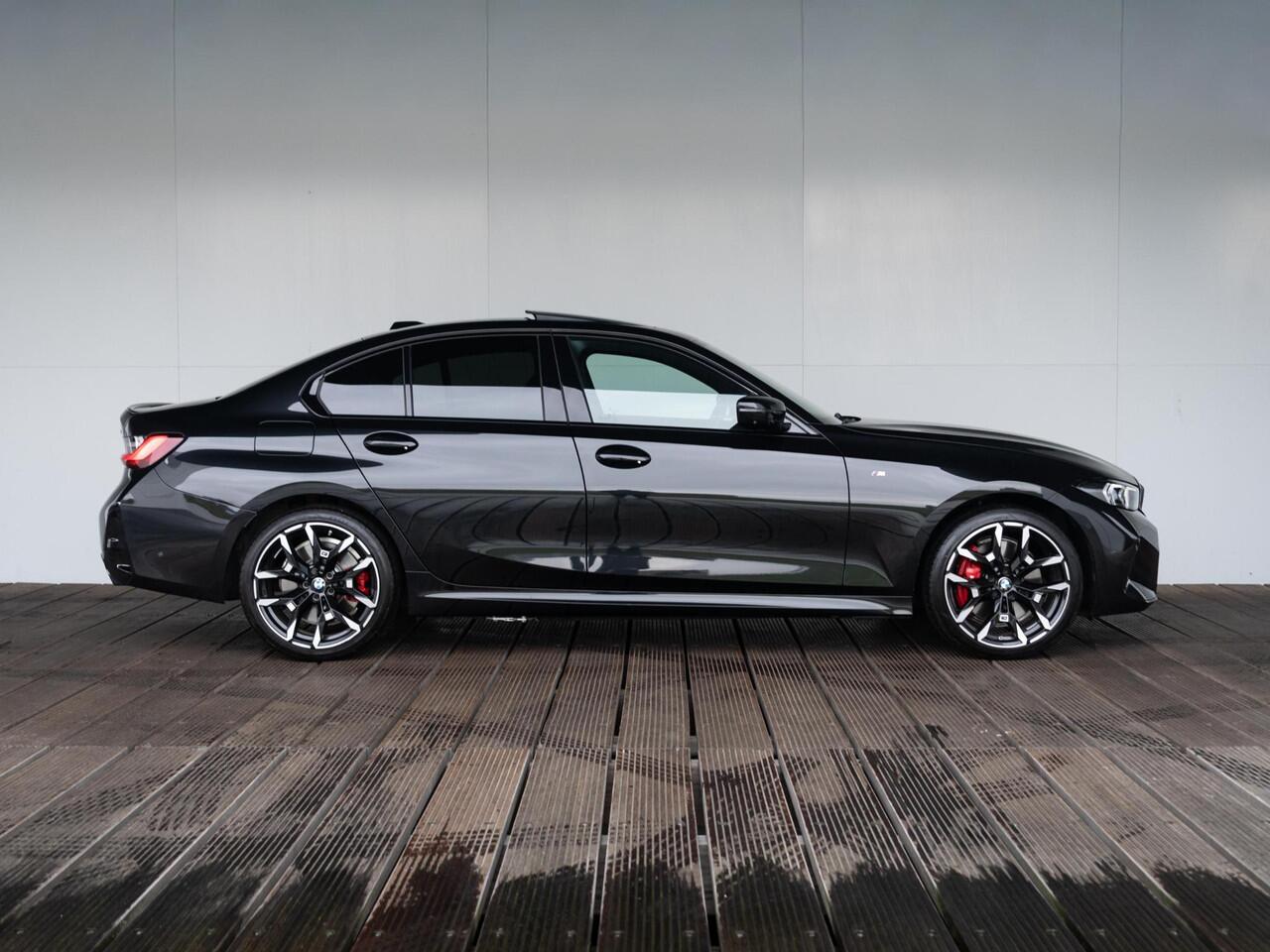 BMW 3-SERIE Sedan 330e xDrive | M Sportpakket Pro | Innovation Pack | Comfort Access | Schuif-/kanteldak | Stoelverwarming | Harman Kardon | Trekhaak