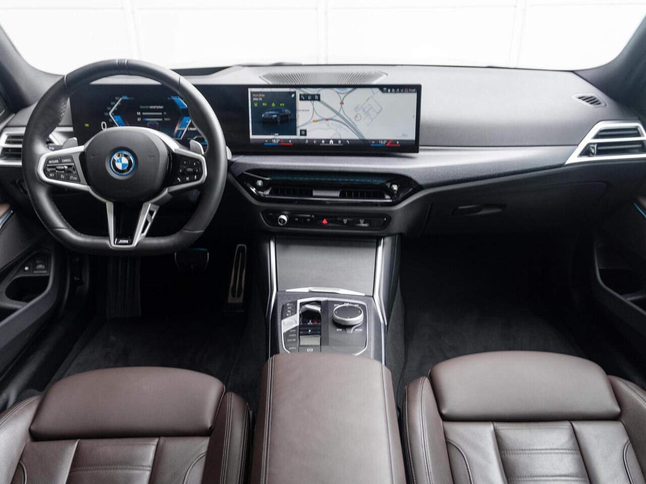 BMW 3-SERIE Sedan 330e xDrive | M Sportpakket Pro | Innovation Pack | Comfort Access | Schuif-/kanteldak | Stoelverwarming | Harman Kardon | Trekhaak