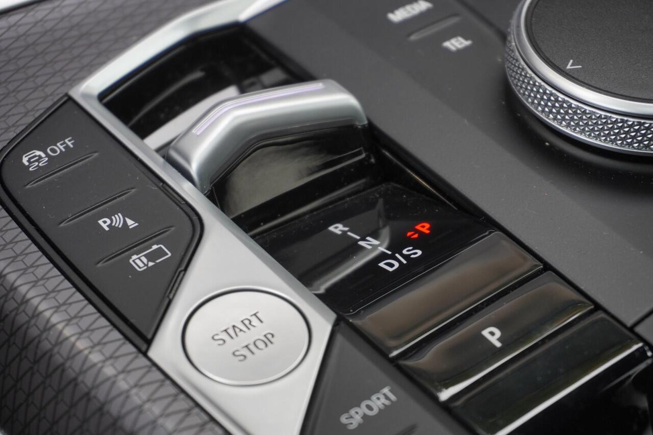 BMW 3-SERIE Sedan 330e M Sportpakket | Comfort Pack | Glazen Panoramadak | Trekhaak | 18 inch LM M Dubbelspaak