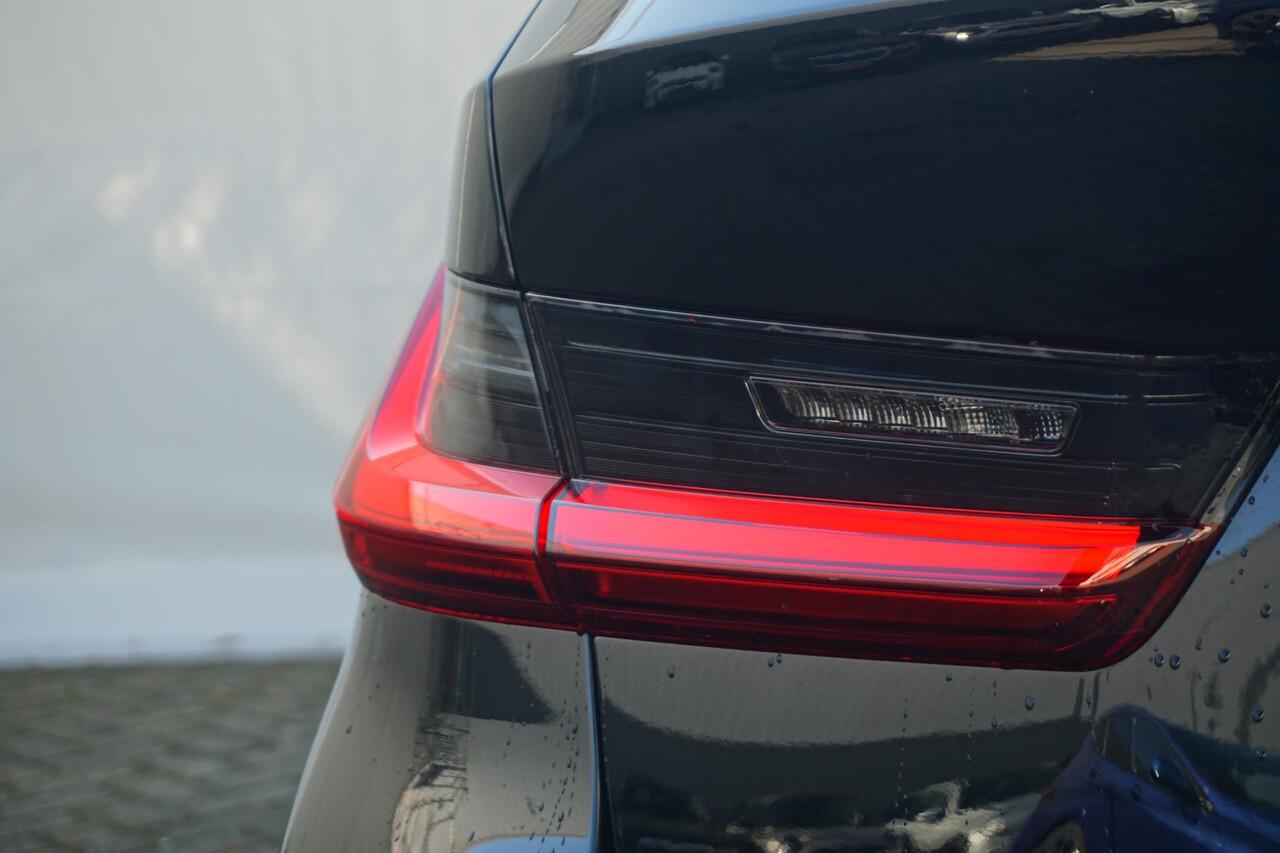 BMW 3-SERIE Touring 330e M Sport | Trekhaak / Panoramadak / Comfort Access / Active Cruise Control / HIFI / Stoelverwarming