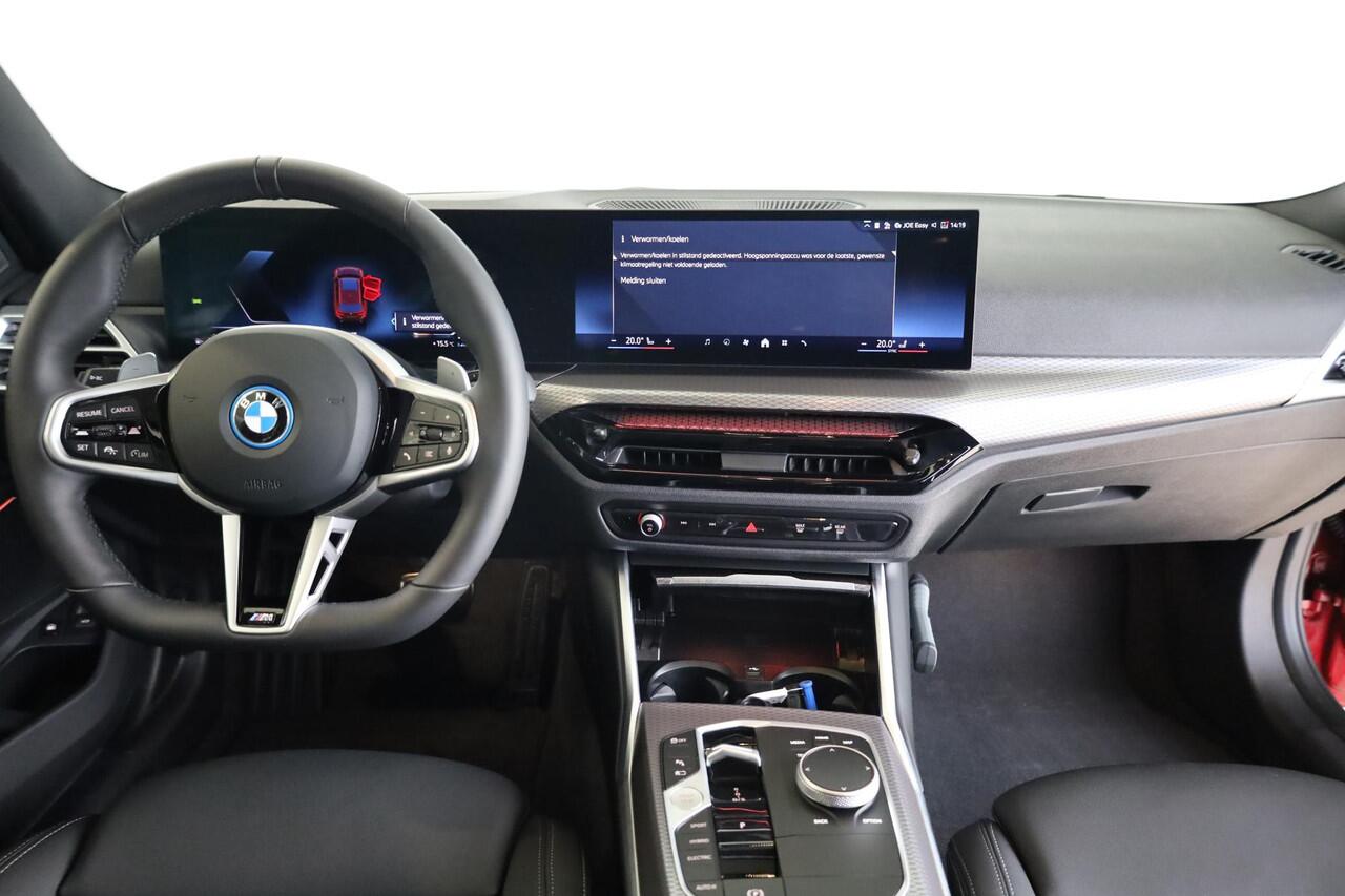 BMW 3-SERIE Touring 330e | M Sportpakket | Comfort Pack | Panorama dak | Trekhaak