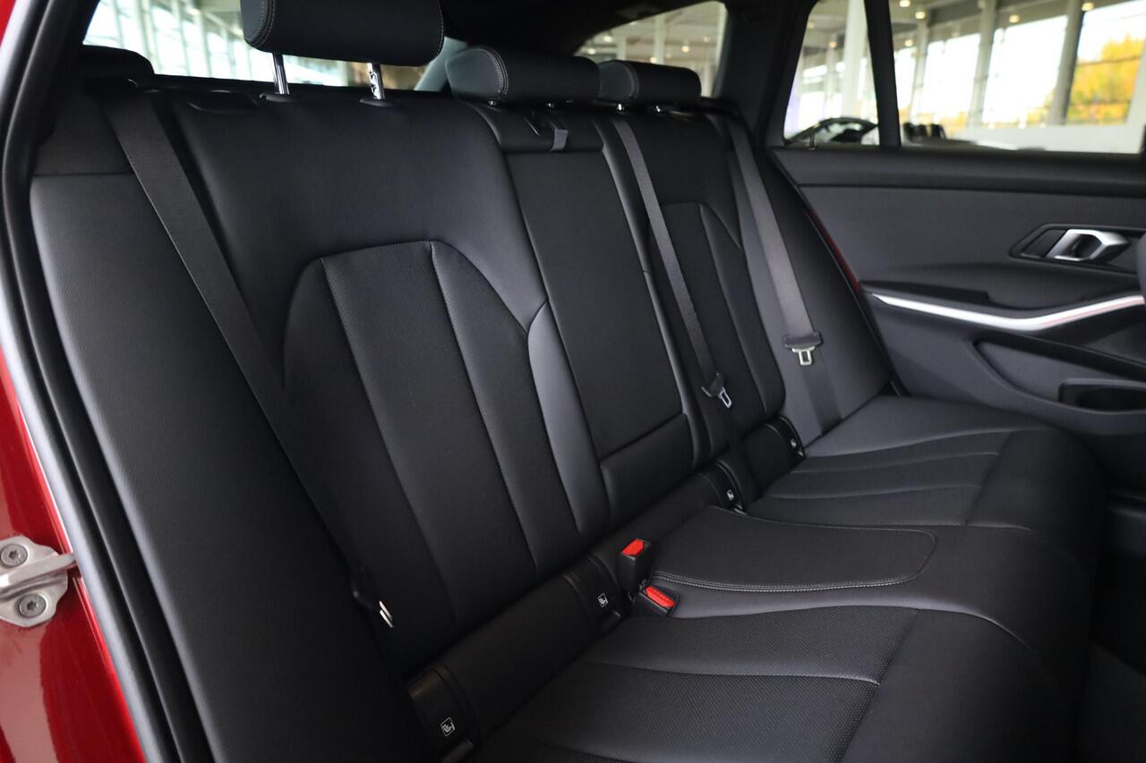 BMW 3-SERIE Touring 330e | M Sportpakket | Comfort Pack | Panorama dak | Trekhaak