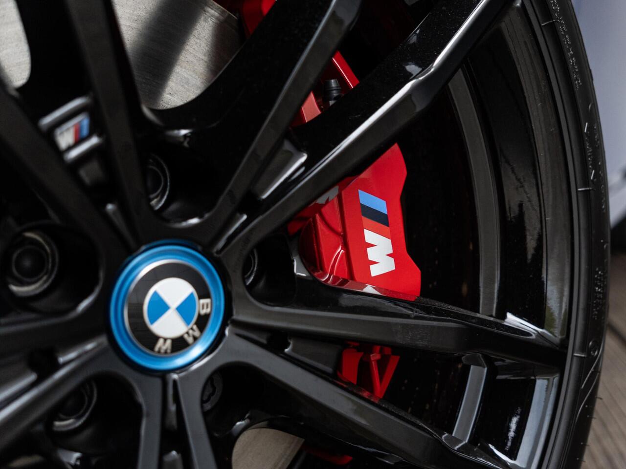 BMW 3-SERIE Touring 330e xDrive M Sport Pro | Trekhaak / Panoramadak / Elektrische Stoelen met Geheugen / Harman Kardon / Driving Assistant Professional