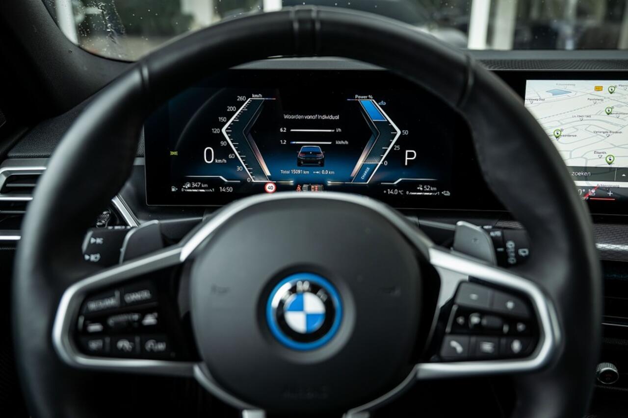 BMW 3-SERIE 330e xDrive M Sport LCI | Facelift | Shadow | Trekhaak | Widescreen | Hifi | Camera | 19' inch |