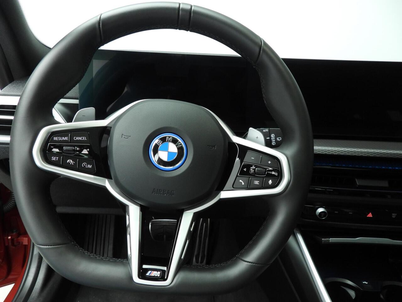 BMW 3-SERIE Touring 330e | M-Sportpakket | LED | Leder | Active cruise | Navigatie | Schuifdak | Trekhaak | DAB | Hifi speakers | Alu 18 inch