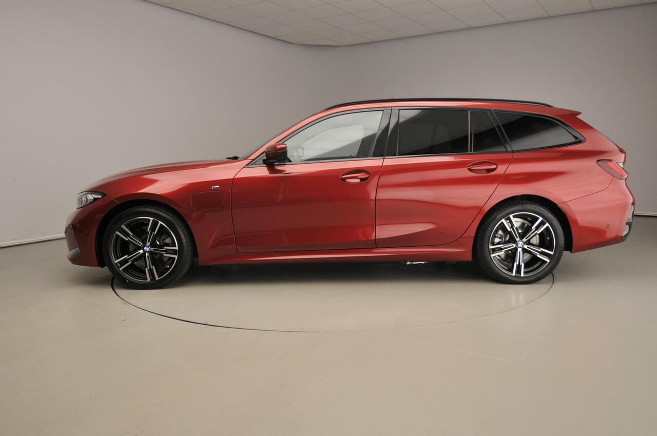 BMW 3-SERIE Touring 330e | M-Sportpakket | LED | Leder | Active cruise | Navigatie | Schuifdak | Trekhaak | DAB | Hifi speakers | Alu 18 inch