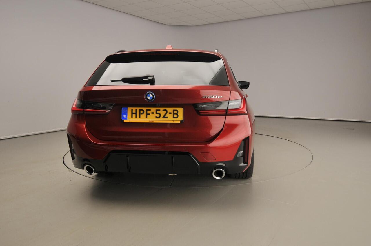 BMW 3-SERIE Touring 330e | M-Sportpakket | LED | Leder | Active cruise | Navigatie | Schuifdak | Trekhaak | DAB | Hifi speakers | Alu 18 inch